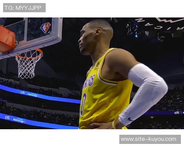 鲍威尔分析进攻困境:对手防守策略升级我队配合与跑动需加强 鲍威尔分析进攻困境:对手防守策略升级我队配合与跑动需加强