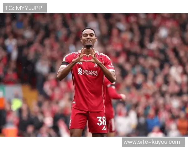 赫拉芬贝赫在禁区外遭铲倒主裁未判罚比赛继续进行引发争议