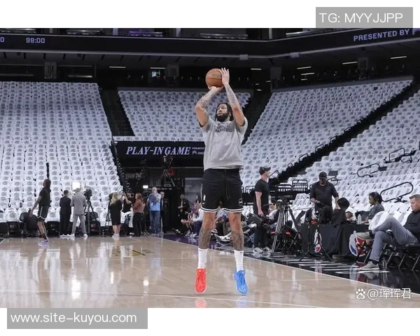 浓眉今日参加球队投篮训练并进行个人训练展现积极备战状态